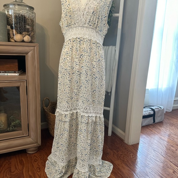 ☀️BNWOT Floral Print Guipure Lace Insert Ruffle Trim Dress! - Picture 7 of 9